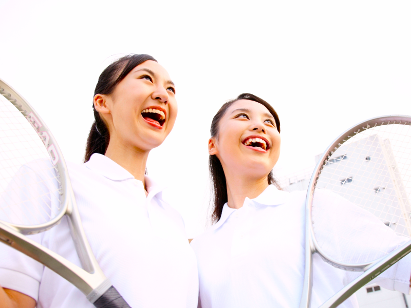 笑顔でテニスの女性